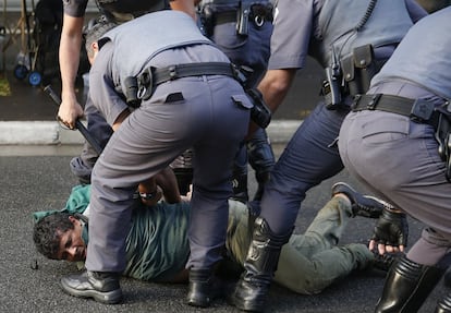 Manifestante é detido pela polícia. Segundo nota da corporação, seis pessoas foram detidas "por dano, desacato e periclitação da vida".