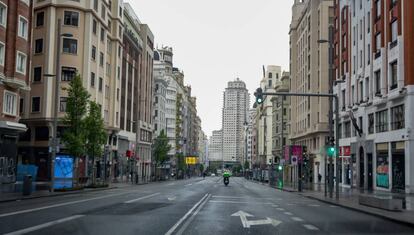 La Gran Vía madrileña desierta.