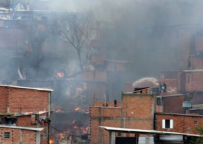 El incendio se inició en un área de difícil acceso de la favela, situada muy cerca de Morumbi, un distrito que alberga a un sector de la clase alta de Sao Paulo, en Brasil.