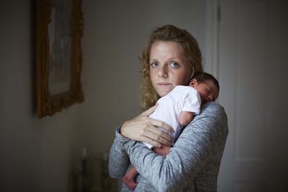 (En la imagen: Clemmie e Imogen)

	"La coleccin de imgenes son desafiantes y bellas, retan a esa esperada visin de las primeras 24 horas, una celebracin pura de lo que significa ser madre".