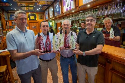 Desde la izquierda, José Ángel Sierra, Pablo Mateo y Txema Iparraguirre, creadores de Zurracapotre, posan junto a Néstor Morais (segundo por la derecha), en el bar Néstor de San Sebastián.