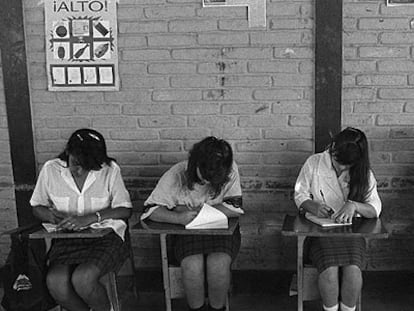 Tres niñas en una escuela pública de San Francisco Javier (El Salvador).