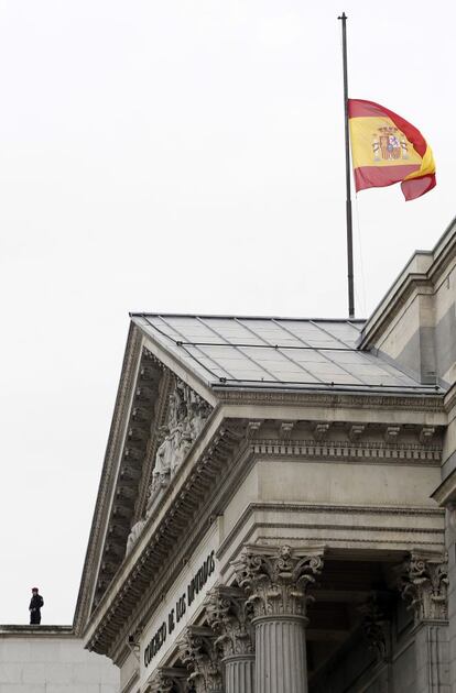 La bandera de España permanece a media asta en el Congreso de los Diputados, en señal de luto por la muerte del presidente Suárez.