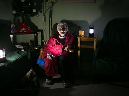 Rosa, vecina del Raval de Barcelona que sufrió un mes de cortes de luz en diciembre pasado y ayer volvió a quedarse sin luz.