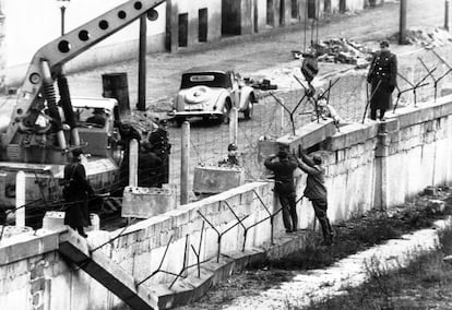 El día siguiente al levantamiento de un muro provisional, el tráfico en la ciudad fue interrumpido y la gente cuyas casas se encontraban ubicadas donde se estaba construyendo la valla fueron desalojados.