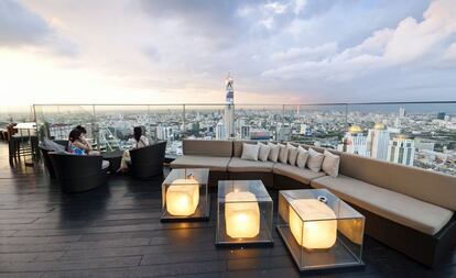 La terraza del Red Sky Bar da la vuelta a todo el edificio, una vista de 360 grados sobre la capital tailandesa. Aqu tambin se puede picar algo ligero. Abre de 16.00 a 1.00 ('happy hour' con precios especiales entre 16.00 y 18.00), as que ste es un buen lugar para ver la puesta de sol mientras se sujeta un mojito. Eso s, aunque no exigen un cdico de vestimenta muy rigurosos, advierten de que no se puede subir con chanclas ni con pantalones cortos.