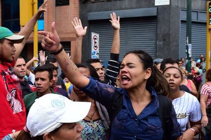 Una de las esquinas de la Avenida Fuerzas Armadas, en el centro de la capital venezolana, fue escenario este jueves de dimes y diretes entre mujeres y hombres que aguardaban la llegada de camiones con víveres y no encontraban explicación al cierre de los numerosos locales del sector.