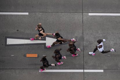 El otro elemento clave han sido las zapatillas de Kipchoge, que son el último modelo desarrollado por Nike, la última evolución de las polémicas Vaporfly, las Next%. Una zapatilla a medida con una placa de carbono en la suela con efecto muelle y discos rellenos de fluido presurizado. Los cálculos de los especialistas señalan que las zapatillas representan una ventaja en eficiencia y economía de zancada de un 4%, lo que proporciona una mejora del 2,6% en el rendimiento, o un ahorro de 1 minuto y 30 segundos. En la imagen, cinco liebres marcan el ritmo al atleta keniano este sábado en Viena.