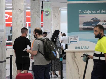 Varios pasajeros se disponen a embarcar en un ferri a la Península en el puerto de Ceuta, después de que se hayan restablecido las conexiones tras la crisis del coronavirus.