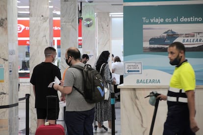 Varios pasajeros se disponen a embarcar en un ferri a la Península en el puerto de Ceuta, después de que se hayan restablecido las conexiones tras la crisis del coronavirus.