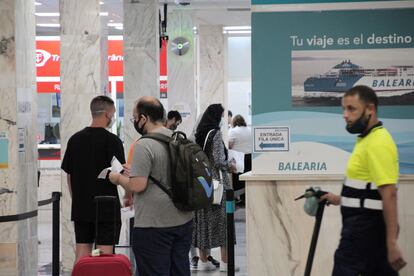 Viajeros acceden a la zona de embarque del puerto de Ceuta que conecta la ciudad autónoma en ferri con la península. EFE/Reduan