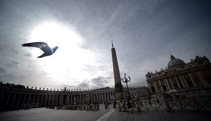 Una paloma sobrevuela la plaza de San Pedro en el Vaticano (Roma). Se cumple un año de la renuncia del papa Benedicto XVI.