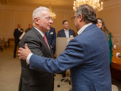 Fotografía cedida por la Presidencia de Colombia que muestra al mandatario Gustavo Petro durante un encuentro con el expresidente Álvaro Uribe en la Casa de Nariño, en Bogotá, el 22 de noviembre de 2023.