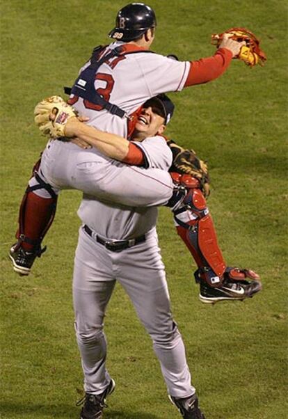 El receptor Jason Varitek salta sobre el lanzador Keith Foulke tras el triunfo.