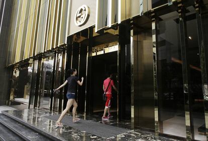 Entrada de una tienda de Gucci en Shanghái.