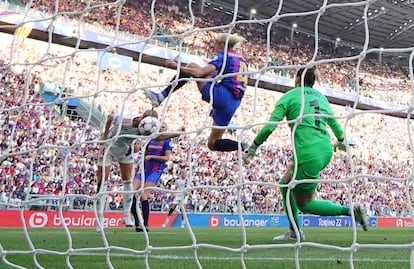 El Lyon ha derrotado con autoridad al Barcelona (1-3) en la final de la Champions League femenina, celebrada este sábado en Turín (Italia). Un gran primer tiempo permite al equipo francés hacerse con el título y destronar al conjunto español. En la imagen, la jugadora del Lyon Ada Hegerberg anota el segundo gol para el equipo francés. Hegerber es la máxima goleadora de la historia de la Champions con 59 tantos.