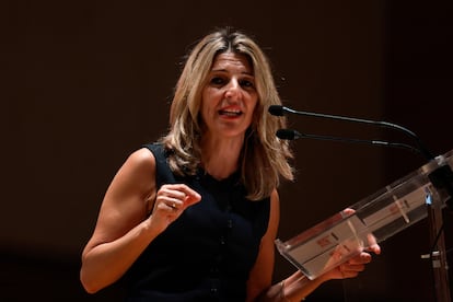 La líder de Sumar y vicepresidenta del Gobierno en funciones, Yolanda Díaz, da un discurso mientras participa este sábado en un acto público junto a los tres diputados de Compromís-Sumar por la provincia de Valencia.