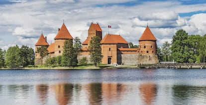 El castillo de Trakai, en el lago Galve, a 30 kilómetros de Vilna, data del siglo XV y fue reconstruido en los años cincuenta del siglo XX.