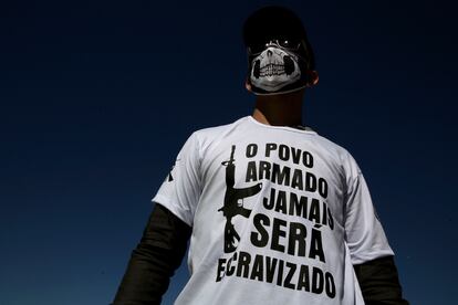 Un seguidor de Bolsonaro durante un evento en apoyo al presidente y al derecho a poseer y portar armas, el 9 de julio de 2020, cuando éste acababa de contraer la COVID-19. Su camiseta lee "un pueblo armado jamás será esclavizado".