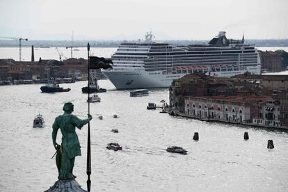 Un crucero MSC Magnifica, visto desde el campanario de San Maggiore, llega a la Laguna de Venecia transportado por tres remolcadores, el 8 de junio de 2019. El 2 de junio de 2019, el barco de crucero MSC Opera perdió el control y golpeó el barco turístico de la Condesa del Río cuando llegaba al muelle de Venecia.