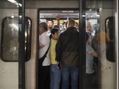 Trabajadores del sector financiero, de los medios de comunicación y de compañías aéreas se han sumado al paro