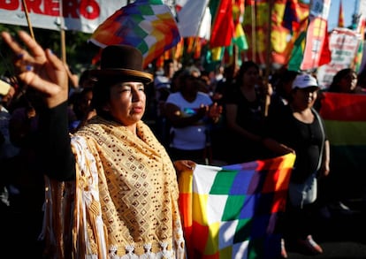 Partidarios del expresidente boliviano Evo Morales se manifiestan ante la embajada de EEUU en Buenos Aires.