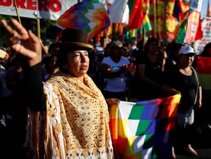 Partidarios del expresidente boliviano Evo Morales se manifiestan ante la embajada de EEUU en Buenos Aires.