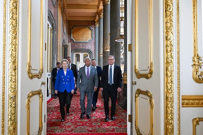 Desde la izquierda, la presidenta de la Comisión Europea, Ursula von der Leyen; el presidente del Consejo Europeo, António Costa, y el primer ministro británico, Keir Starmer, el lunes en la cumbre en Londres, en una imagen remitida por el Consejo.