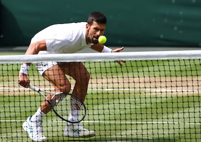 Djokovic, tras golpear una pelota cerca de la red.