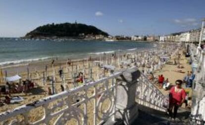 Turistas en la playa de La Concha en San Sebastián.