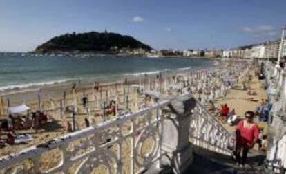 Turistas en la playa de La Concha en San Sebasti&aacute;n.