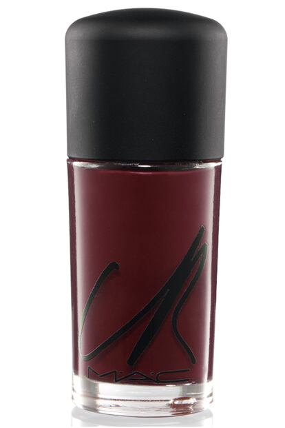 Esmalte de uñas de la colección de Carine Roitfeld para MAC en el tono Underfire Red. Cuesta 15 euros y estará a la venta este otoño.