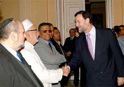 El secretario general del PP, Mariano Rajoy, durante una reunión hoy con la comunidad musulmana de Melilla.