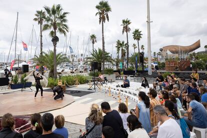 La compa?a Zen del Sur, con su espectculo ?rbita, este sbado en el Port Olmpic de Barcelona, durante las fiestas de La Merc, y con veleros del puerto y el pez de Frank Gehry de fondo.