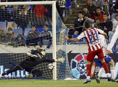 Barral marca el tercer gol asturiano pese a la estirada de Carrizo.