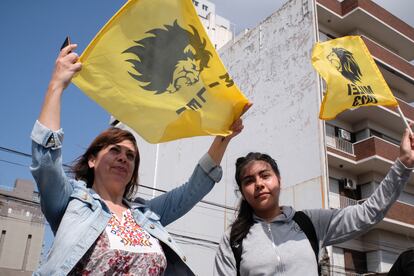 María del Carmen Moraga y su hija en un mitin convocado por Milei.