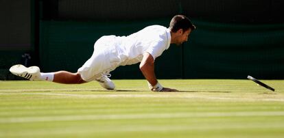 Djokovic se cae sobre el césped de la pista 1.