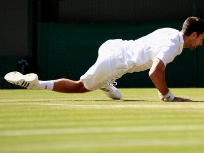 Djokovic se cae sobre el césped de la pista 1.