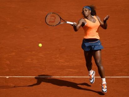 Serena golpea la bola ante Anabel Medina.