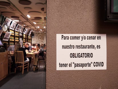 Imagen de la entrada de un restaurante de Pamplona, donde ya es obligatorio el pasaporte covid.