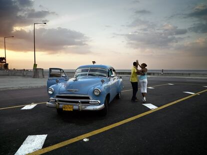 'Chevy azul e casal dançando' (2006), Havana. Uma das mais de 150 imagens do livro publicado pelo Photo Clube