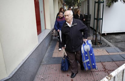 Vecinos de la calle de Lagasca abandonan sus casas tras el desalojo.