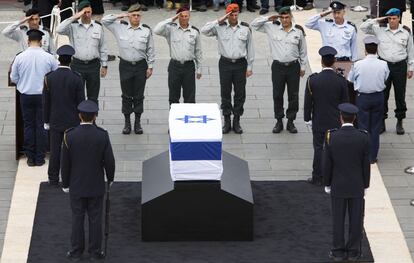 Generales del ej&eacute;rcito israel&iacute; saludan en posici&oacute;n de firme el f&eacute;retro del exprimer ministro israel&iacute; Ariel Sharon en la capilla ardiente instalada en la la plaza del Parlamento.