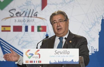 El Ministro del Interior, Juan Ignacio Zoido, en rueda de prensa posterior a la reuni&oacute;n mantenida hoy con sus hom&oacute;logos de Francia, Marruecos y Portugal.