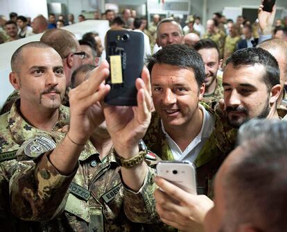 El primer ministro italiano, Matteo Renzi, durante su visita a los militares italianos en la base de Herat, Afganistán, el 1 de junio de 2015.