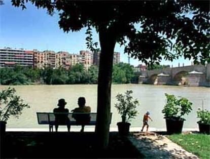 El Ebro, visto desde la margen izquierda, a su paso por Zaragoza.