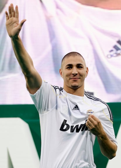 El francés Karim Benzema durante su presentación como delantero del Real Madrid, en el estadio Santiago Bernabéu el 9 de julio de 2009.
