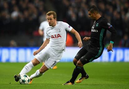 Harry Kane intenta llevarse la pelota en presencia de Casemiro.