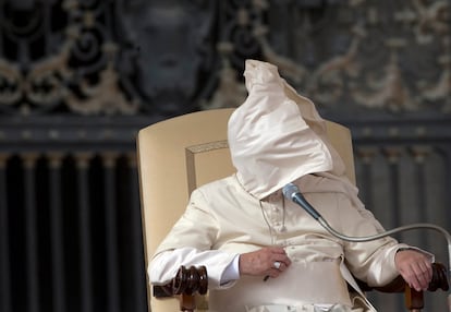La sotana papal, movida por el viento, cubre el rostro del papa Francisco en San Pedro del Vaticano, el 5 de noviembre de 2014.