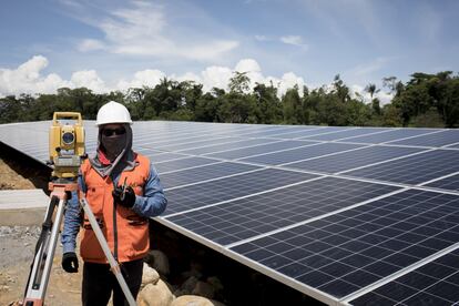 Un empleado de una planta de energía solar en Colombia